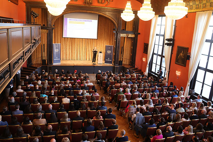 Nina Ruge @ 1. „Turn Around Aging Konferenz" am 8. März 2024 im „Künstlerhaus“ in München / ©Foto: Martin Schmitz